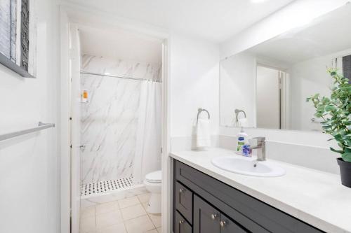 Koupelna v ubytování 4 bedroom Alhambra Condo near downtown LA