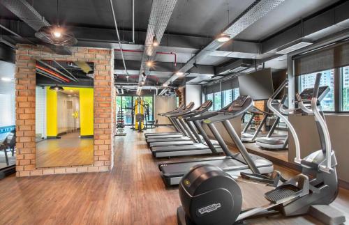 a gym with treadmills and elliptical machines at Apartamento em Hotel 4 estrelas - Moema in Sao Paulo