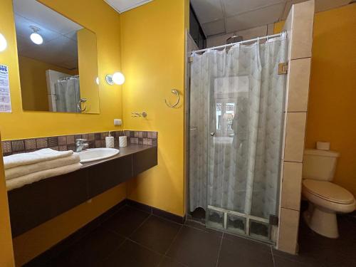ein Bad mit einer Dusche und einem Waschbecken in der Unterkunft Habitaciones La Casona in Huaraz