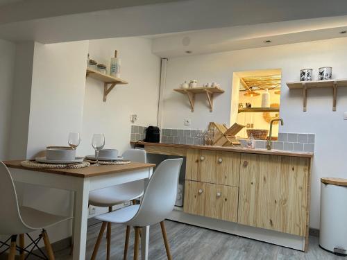 une cuisine avec un comptoir, une table et des chaises dans l'établissement LE BALI BY PERPIGNAN, à Perpignan