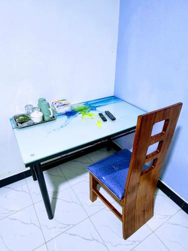 un tavolo con sedia in legno e un tavolo blu con sedia di Swift Haven Stays a Chuka