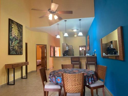 d'une salle à manger avec une table et un ventilateur de plafond. dans l'établissement Marina Park Plaza, à Santa Cruz Huatulco
