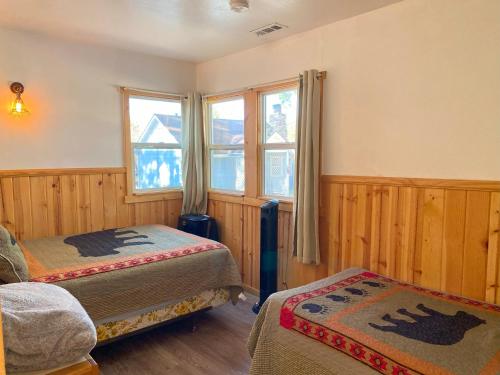 ein Schlafzimmer mit zwei Betten und zwei Fenstern in der Unterkunft Blue Horizon Lodge in Big Bear Lake