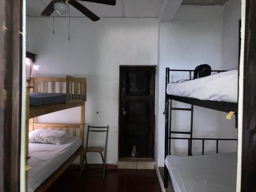 سرير بطابقين أو أسرّة بطابقين في غرفة في Old Bells Hostel- Villa El Campanario