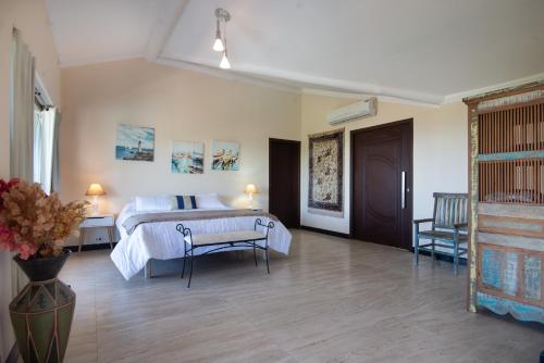ブジオスにあるPousada Ganesha Buziosのベッドルーム1室(ベッド1台、テーブル、椅子付)