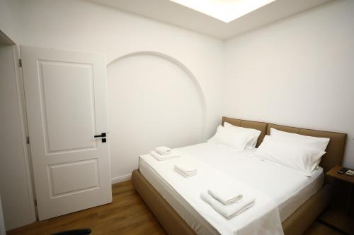 Ένα ή περισσότερα κρεβάτια σε δωμάτιο στο Tirana Sunny Bliss Villa