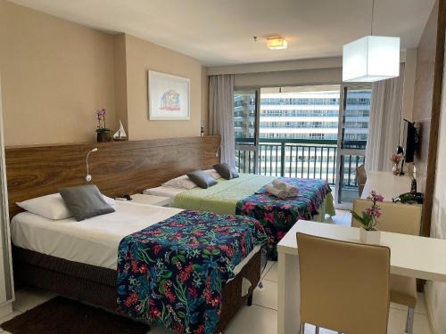 um quarto de hotel com duas camas e uma varanda em V1114 Flat com WI-FI exclusivo, academia e piscinas em Brasília