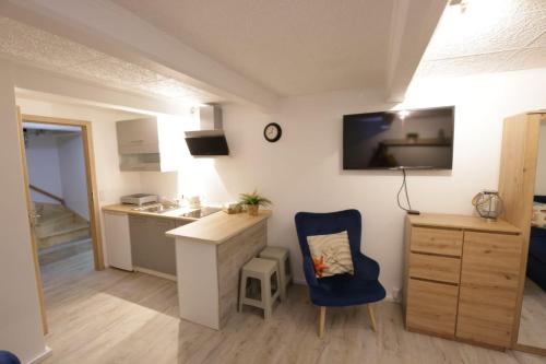 een kleine kamer met een bureau en een tv aan de muur bij Sobieszewska Ostoja in Orlinki