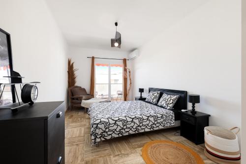 1 dormitorio con 1 cama y sala de estar en Spacieux appartement de 114 m2 à 5 min des plages - proximité tous commerces et transports, en Antibes