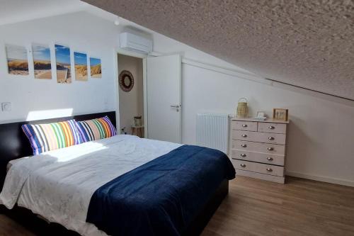 une chambre avec un lit et une commode dans l'établissement Appartement Villa Trencat, à Biscarrosse
