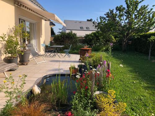 Κήπος έξω από το Chambre chez l'habitant "Les Roses de Séné"