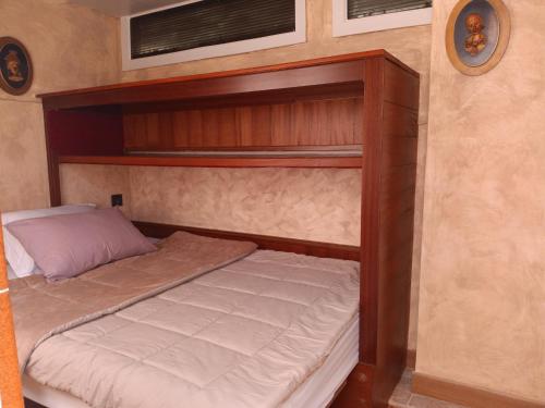 Ce lit superposé en bois se trouve dans un dortoir doté d'une antenne. dans l'établissement Tiny house, à La Pobla de Vallbona