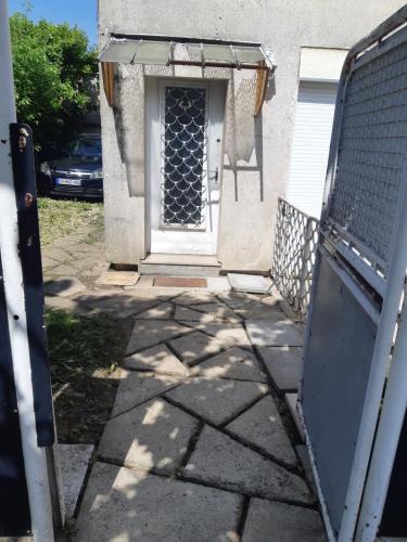 Το κτήριο όπου στεγάζεται  η παραθεριστική κατοικία