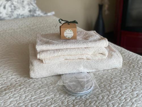 un par de toallas sentadas en una cama en Stanze Degli Aceri en Murazzano