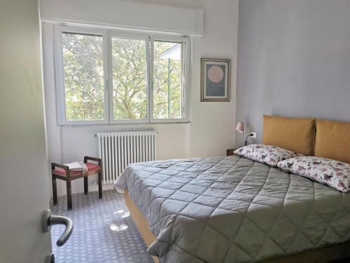 a bedroom with a large bed and a window at Villa Milina - a pochi passi dal mare in Marina di Pietrasanta