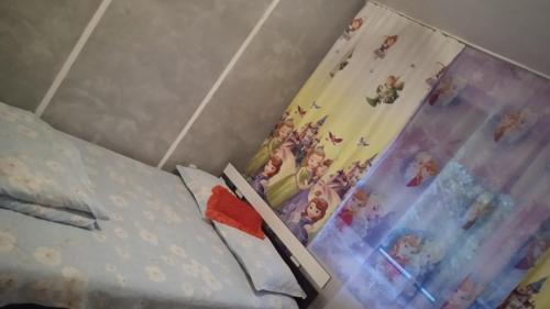 een slaapkamer met een bed met een wieg en een poster bij Apartament Ștefania in Orşova