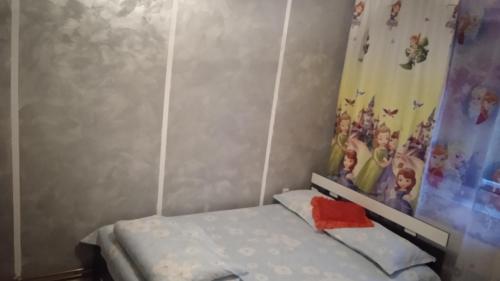 een kleine kamer met een bed en een gordijn bij Apartament Ștefania in Orşova