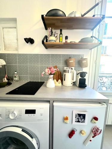 une cuisine avec une machine à laver dans une cuisine dans l'établissement Dream Dwell Paris-artist flat 450m to Mont Martre, à Paris