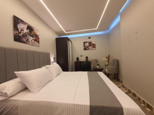 カイロにあるYouvala serviced apartment Gizaのベッドルーム1室(白い大型ベッド1台付)