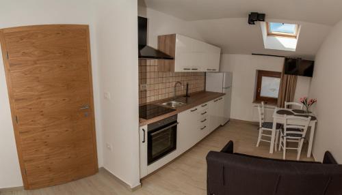 Dapur atau dapur kecil di Apartmaji Tinta