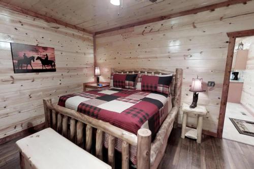 Postel nebo postele na pokoji v ubytování The Blissful Bear Lodge