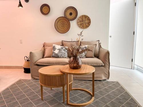 a living room with a couch and a table at Casa entera con salida directa a la playa in Salinas