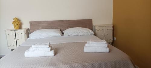 a bedroom with a bed with towels on it at Casa Vacanze Disque Rouge in Trani