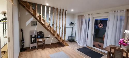 escalera en una sala de estar con suelo de madera en Vila Legrand, en Baziaş