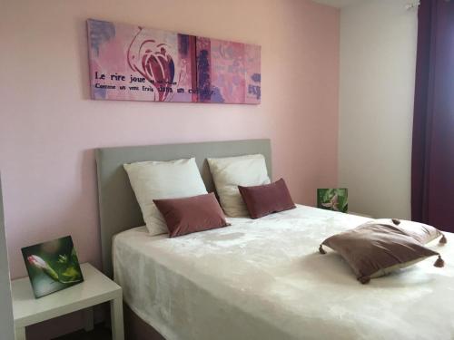 une chambre avec un lit avec deux oreillers dessus dans l'établissement Villa d'architecte Parfaite pour les vacances !, à Montpellier