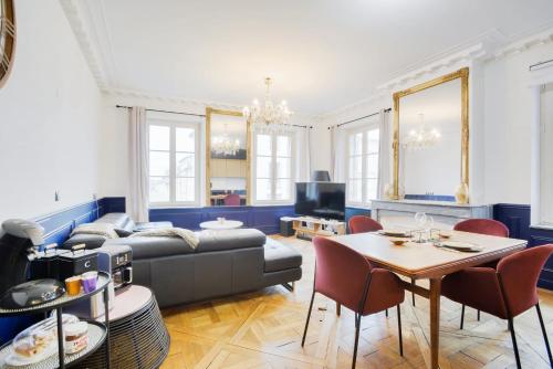 un salon avec un canapé et une table dans l'établissement Le Versailles de Nancy, à Nancy