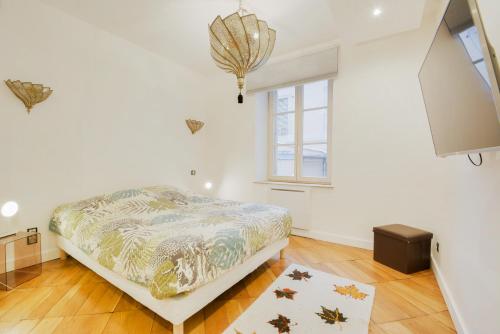 une chambre avec un lit et une fenêtre dans l'établissement Le Versailles de Nancy, à Nancy