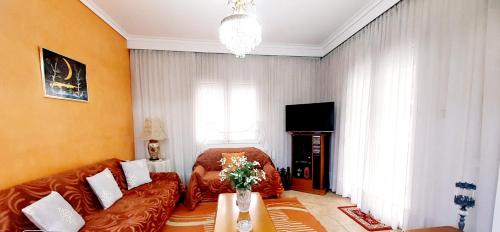 sala de estar con sofá y TV en "Home Sweet Home" 3rooms Big House 110m FREE INDOOR PARKING Car-Moto, en Tesalónica