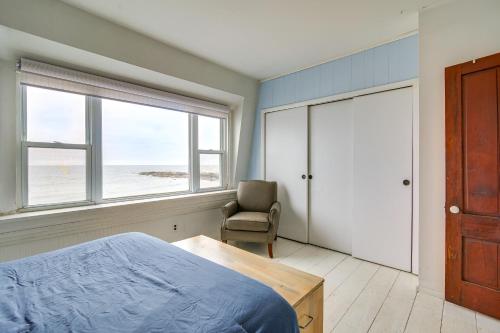 Giường trong phòng chung tại Oceanfront Marshfield Home on Brant Rock Beach