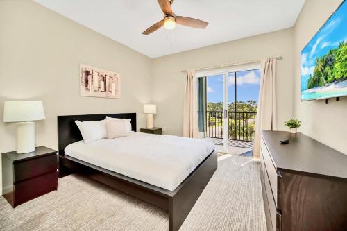 een slaapkamer met een bed en een raam met een balkon bij 3BR Condo - Near Disney Balcony Pool Hot tub in Orlando