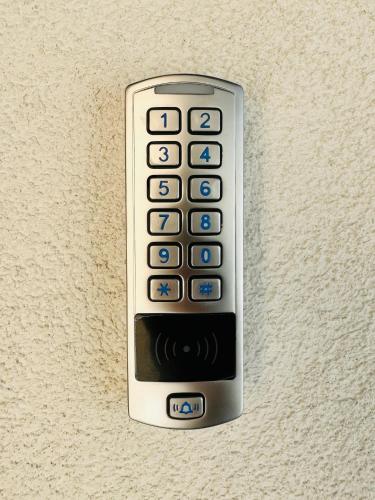 a remote control attached to the side of a wall at Casa di Maggie 1 - Comfort e natura tra Pinzolo e Campiglio in Carisolo