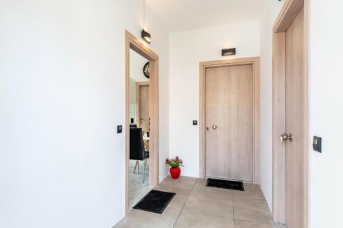 a hallway with a door leading to a room at Rozario in Alepou