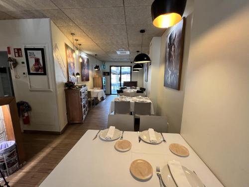 un restaurante con mesas con platos y servilletas. en Pensión Casa Carmen, en Estella