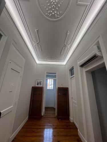 a room with a white ceiling and a hallway at Angels Homes n.27 1ºandar, Bairro tipico, Centro cidade in Lisbon