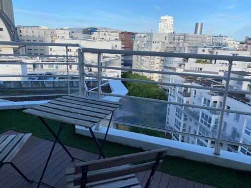 Μπαλκόνι ή βεράντα στο Cosy Apartment in La Défense