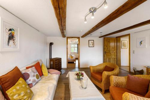 a living room with a couch and chairs at Ferienwohnung Gartenfreude in Veckenstedt