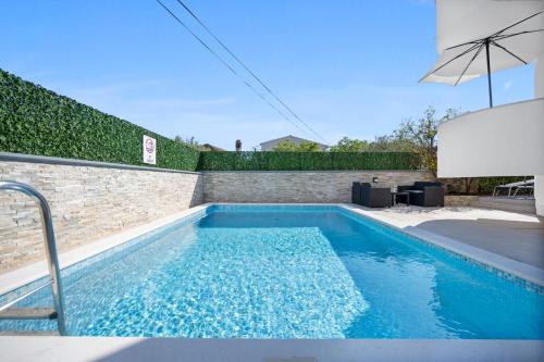 Aquarius Apartments - Beachside with Heated Pool