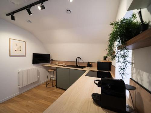 une cuisine avec un évier et un plan de travail dans l'établissement Le Cocon - Petit Studio 2 couchages - Centre Historique, à Aubagne