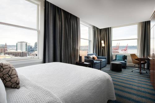 um quarto de hotel com uma cama e uma grande janela em Courtyard Seattle Downtown / Pioneer Square em Seattle