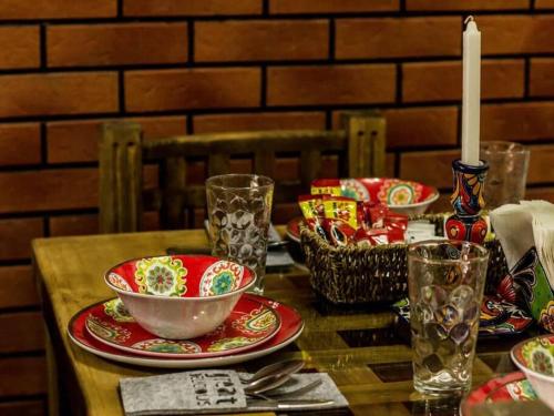 阿瓜斯卡連特斯的住宿－casita plaza de toros，一张桌子,上面放有盘子和碗,上面放着蜡烛