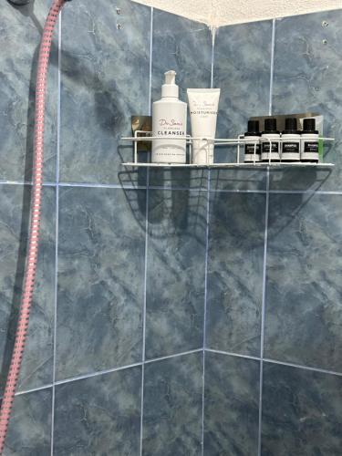 un estante en un baño con artículos de aseo. en Kristi Apartment 2 Min to Sea Netflix & Espresso Station, en Sarandë