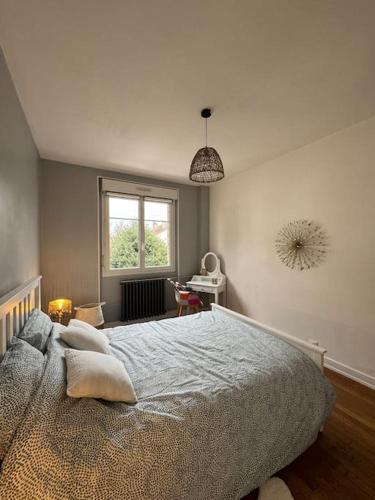 une chambre avec un lit et une fenêtre dans l'établissement Constantine Suits 21 - Appartement 4 personnes Dijon centre, à Dijon