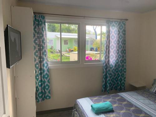 una camera con letto e finestra di Stay and Dive a Cuajiniquil