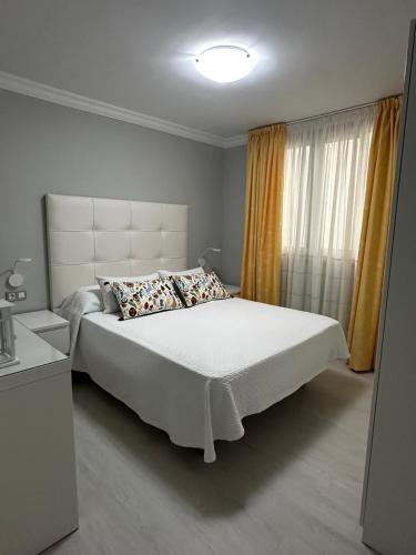 ラスパルマス・デ・グランカナリアにあるCoral Canterasのベッドルーム(大きな白いベッド1台、窓付)