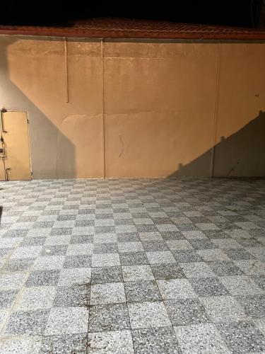 منتزه السوده السياحي في Muqammar: غرفة فارغة مع أرضية من البلاط والجدار