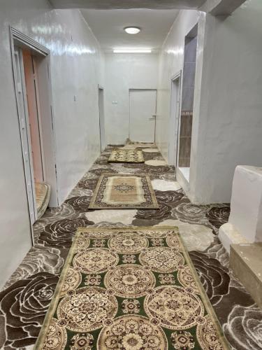 منتزه السوده السياحي في Muqammar: مدخل غرفة بها بلاط على الأرض